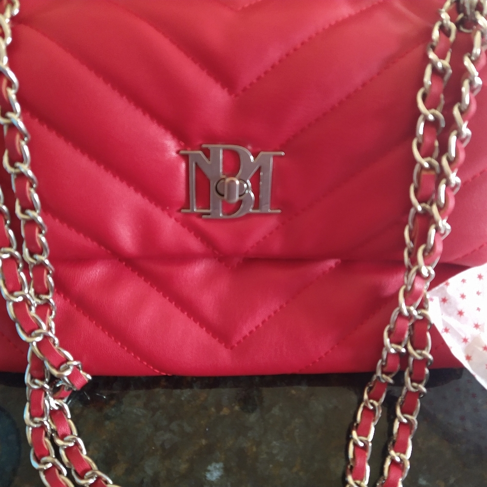 BADGLEY MISCHA RED/SILVER V QUILTING CROSSBODY W/LETTER LOCK HANDBAG